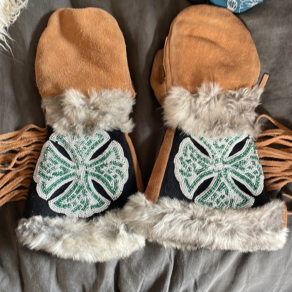 Astis Mittens Embroidered with Fringe